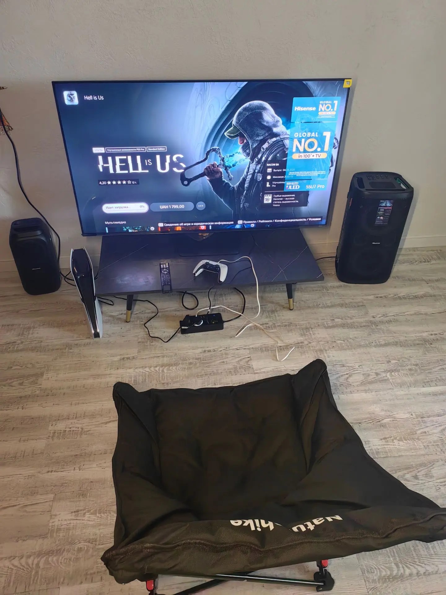 Игровая консоль PlayStation с геймпадом