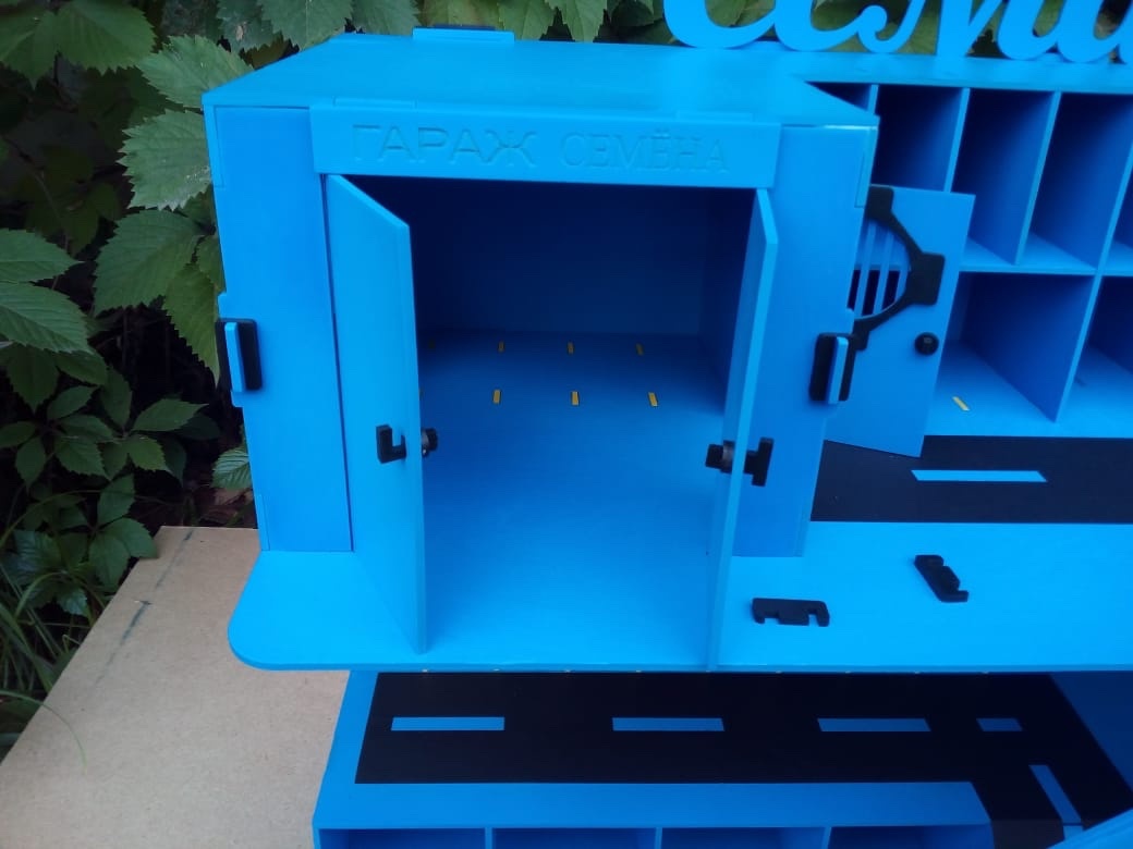 Парковка большая, с трамплином из фанеры