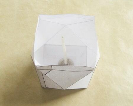 Киригами, как разновидность оригами, допускающая разрезание бумаги ножницами.