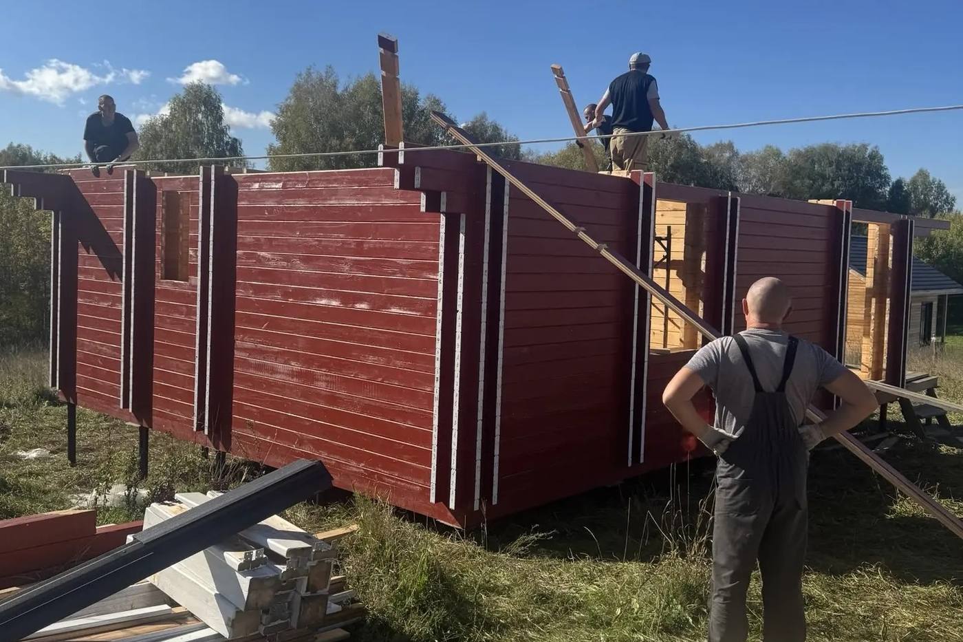 Стены дома из двойного бруса с оконными проёмами, сборка в КП «Идиллия»