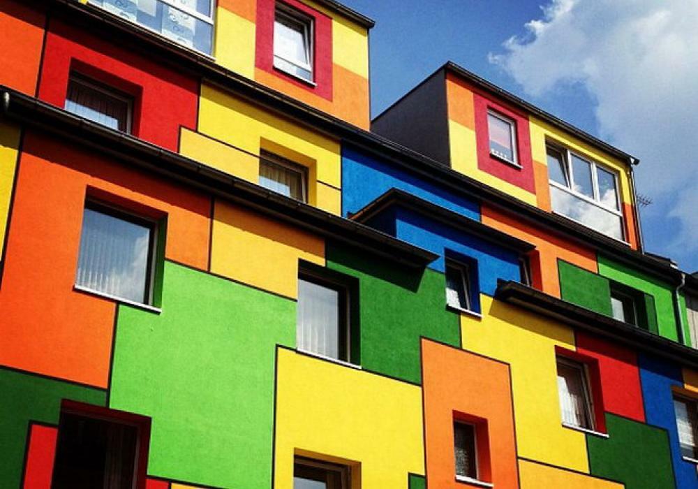 фасадная штукатурка для многоэтажных домов. покрашен фасад здания. окраска фасада. крашеные кирпичные фасады. покрашен фасад здания.