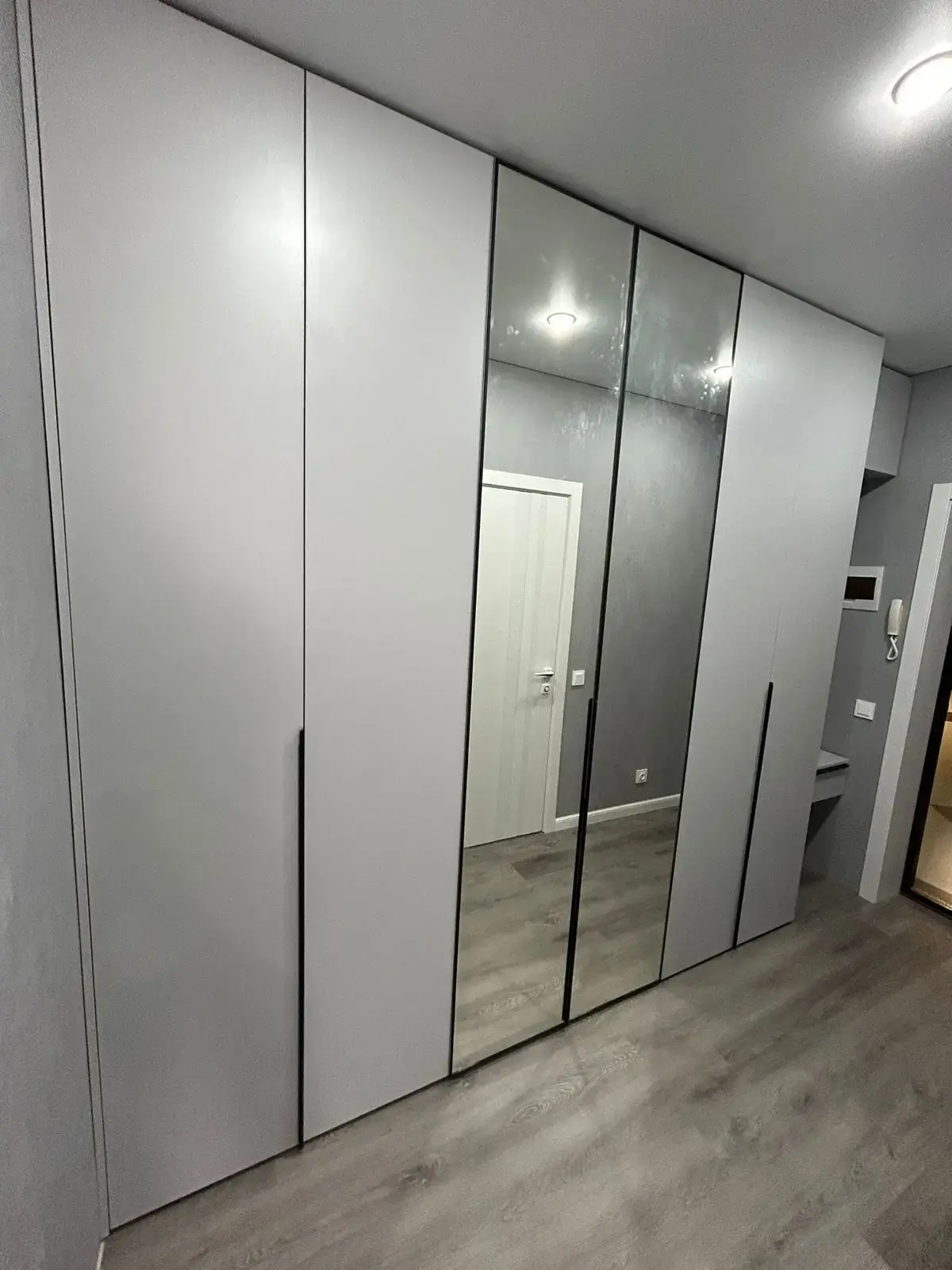 Узкая прихожая с компактной системой хранения на заказ в Сургуте