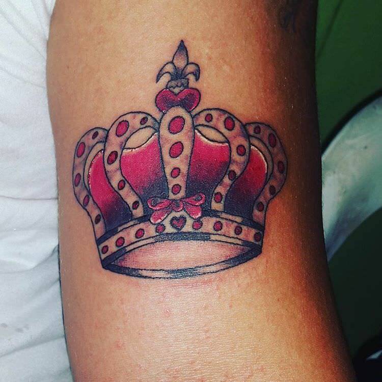 Тату корона. Queen Tattoo корона. Корона Queen тату. Корона короля тату. Тату King с короной.