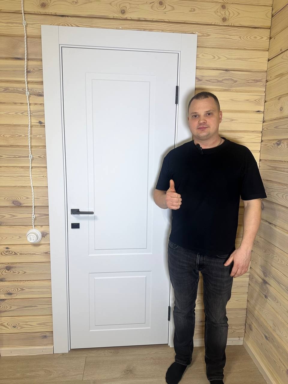 Белые двери в деревянном доме