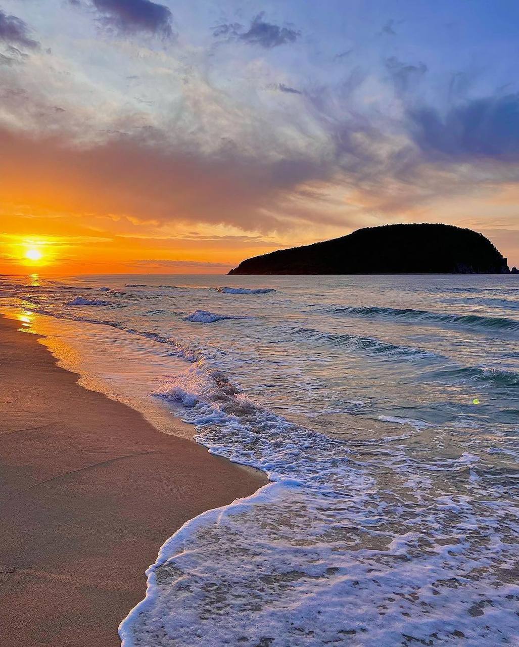 Волны Японского моря в свете закатного солнца