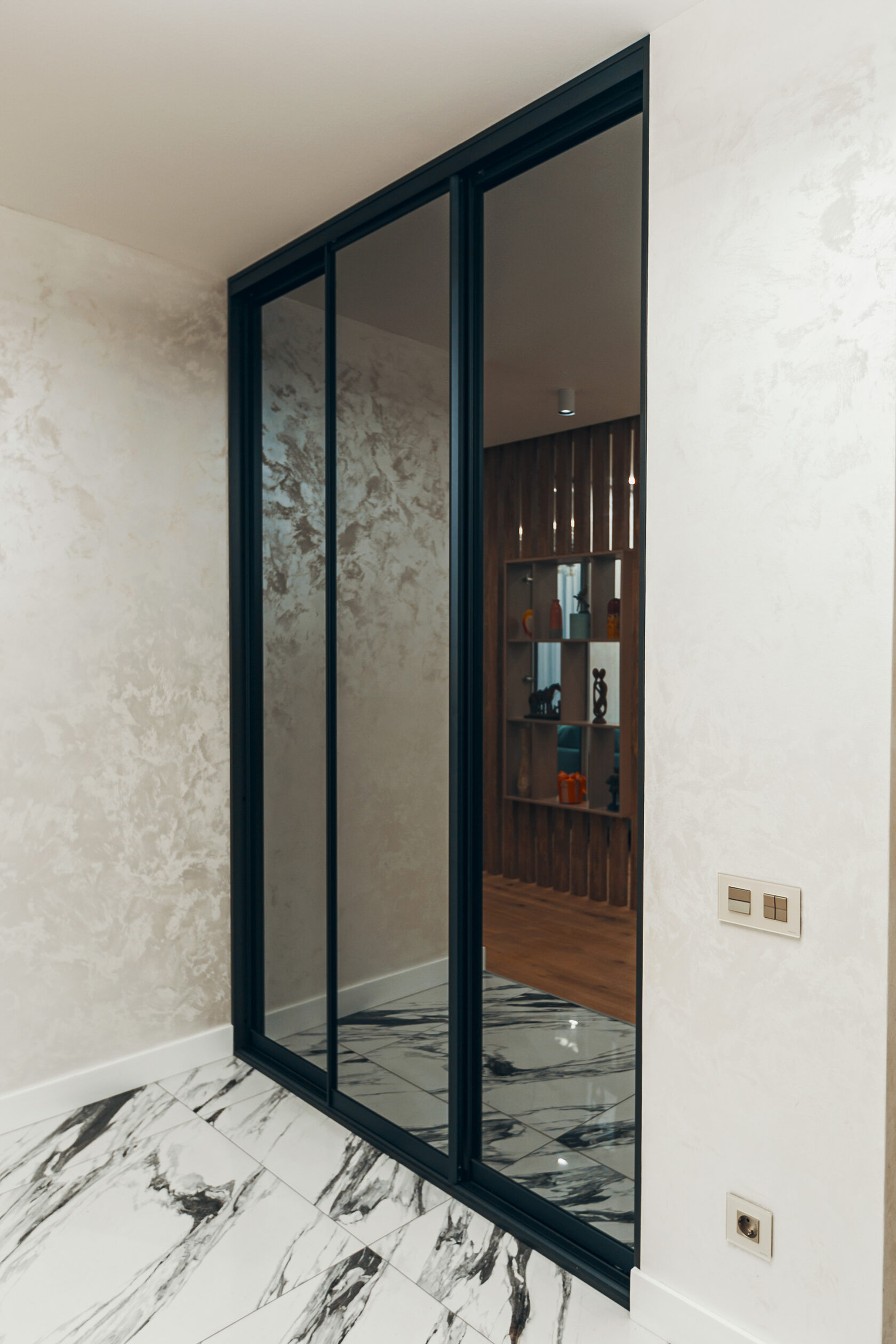 Индивидуальный черный шкаф-купе на заказ со стеклом