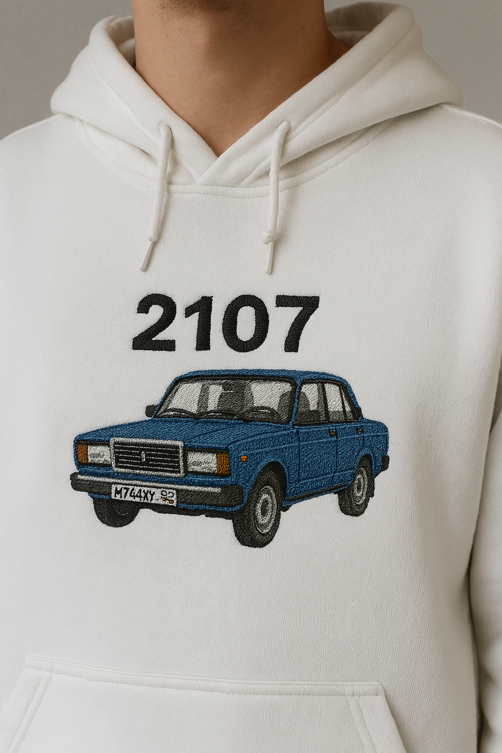 Пример белого худи с синим автомобилем и надписью 2107