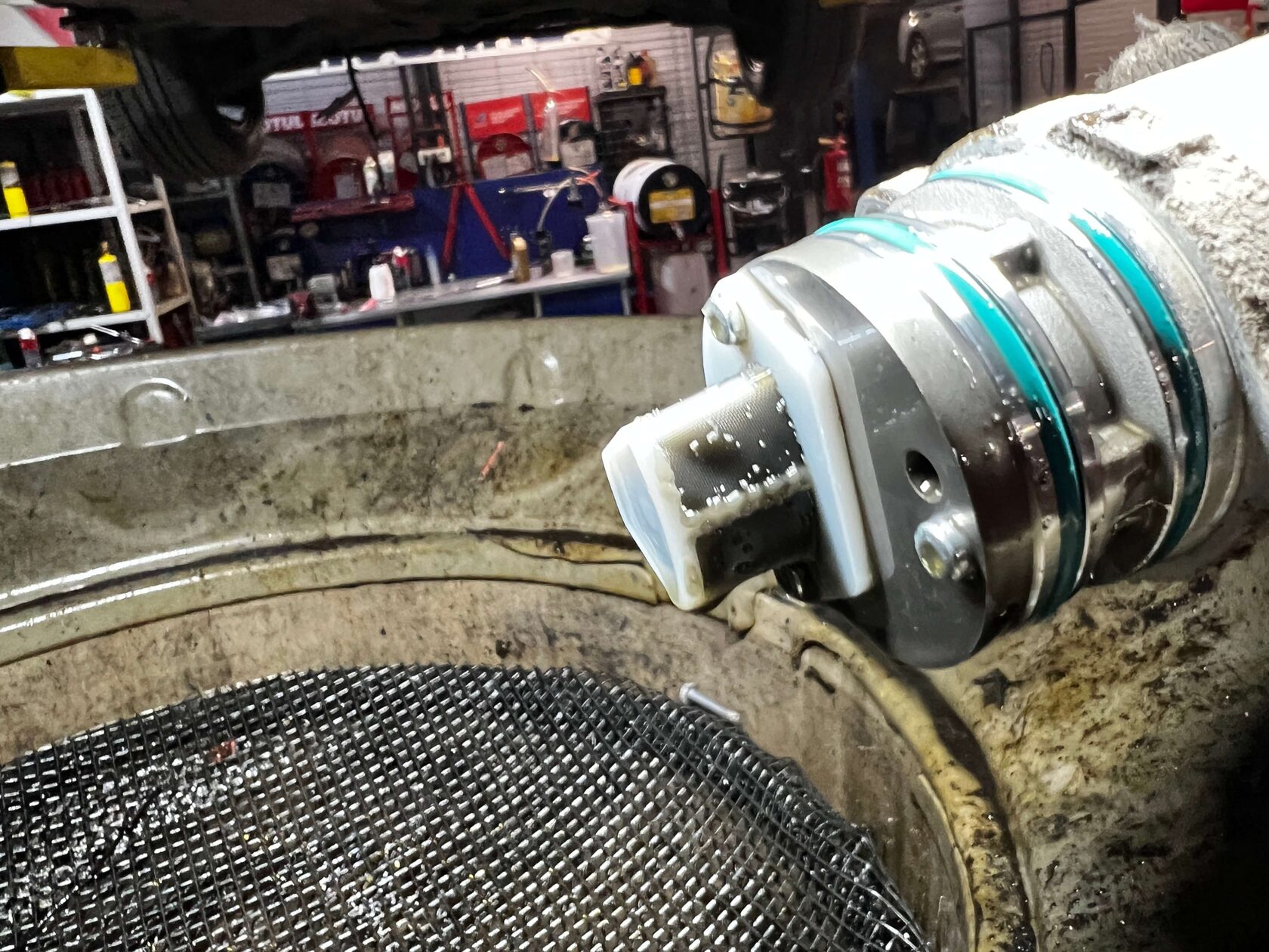 Достаем насос муфты для его очистки