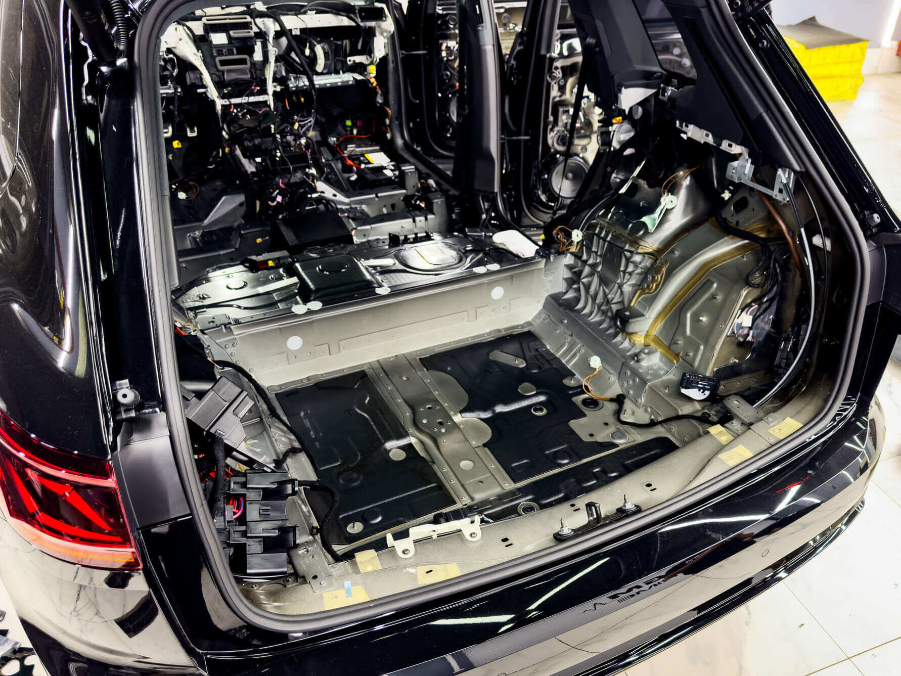 Подготовка салона автомобиля к шумоизоляции в Аврора Детейлинг