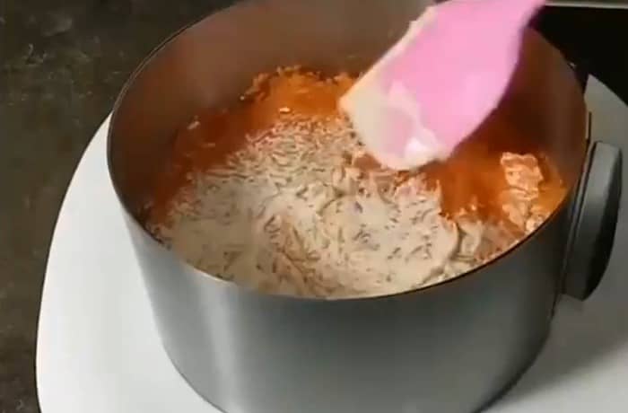 Приготовление слоёного салата со шпротами и свеклой: шаг 5