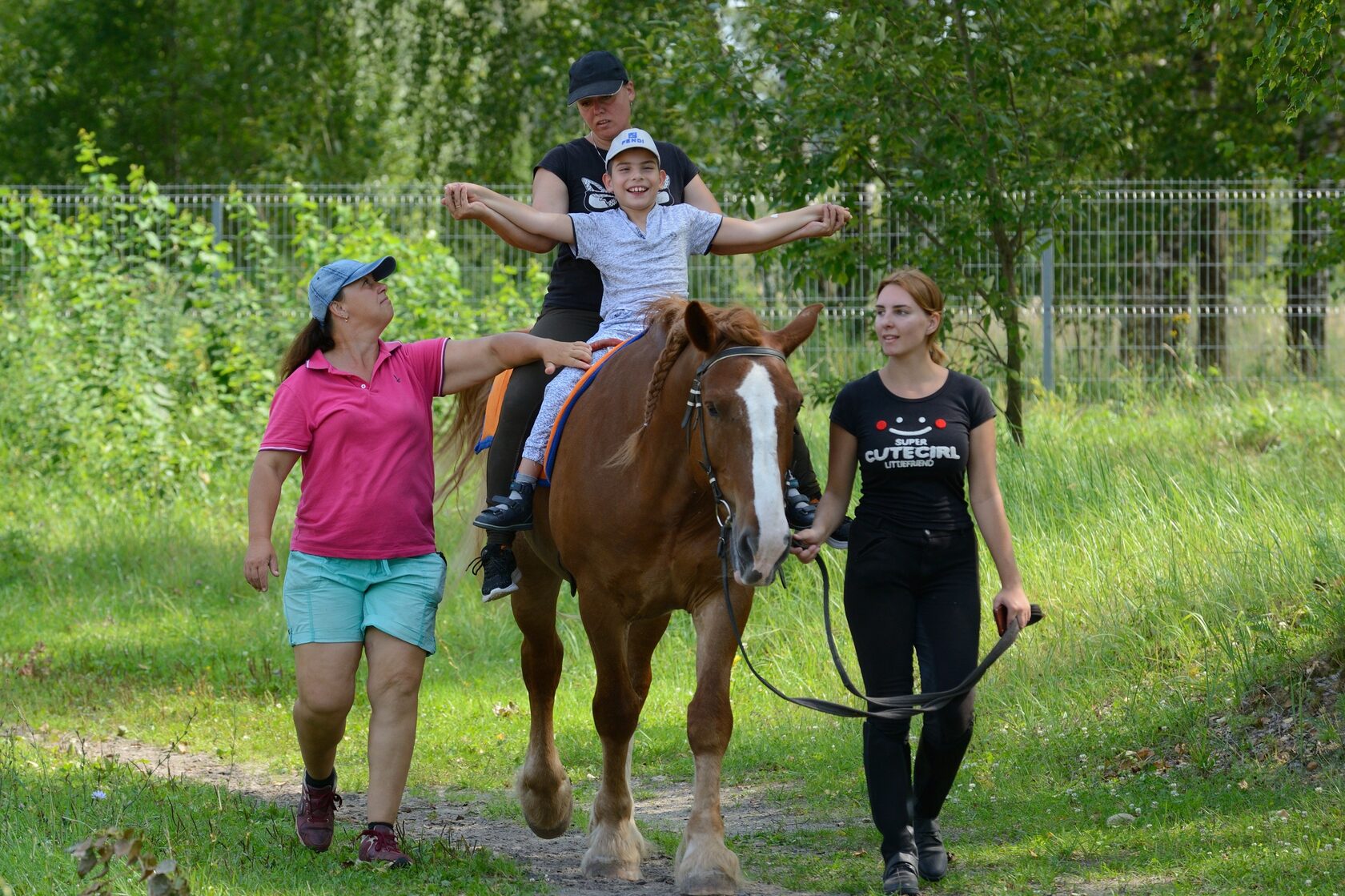 сяду на коне. девушка садится на лошадь. сесть на лошадь. человек в седле. сесть на лошадь.
