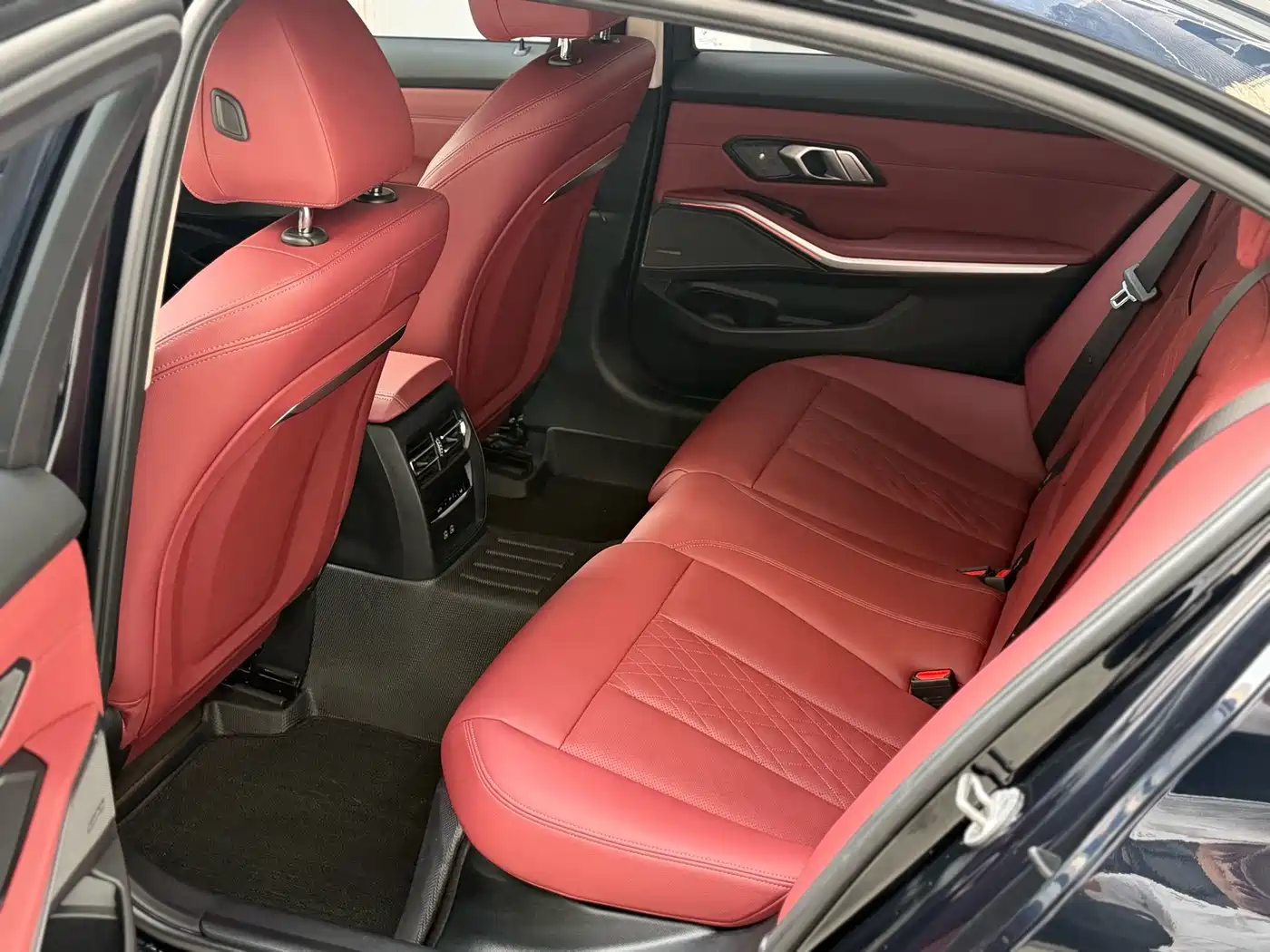 BMW 325Li G28 2023 xDrive M Sport Package — красные задние сиденья и обивка задней двери