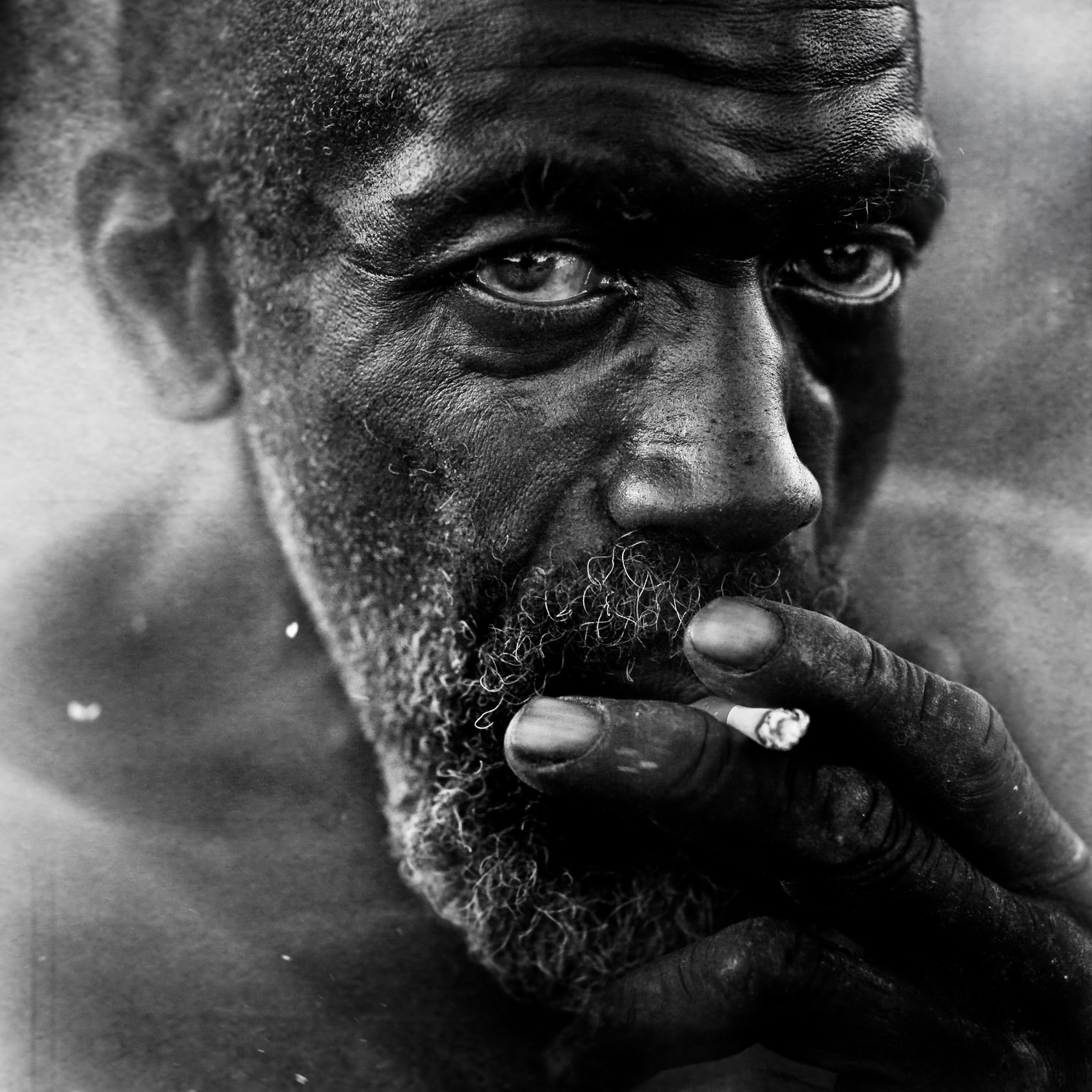 Черный мудрый. Ли Джеффрис портреты бездомных. Ли Джеффрис (Lee Jeffries) фотограф портреты бездомных людей. Чёрно-белая фотография. Черно белые снимки.