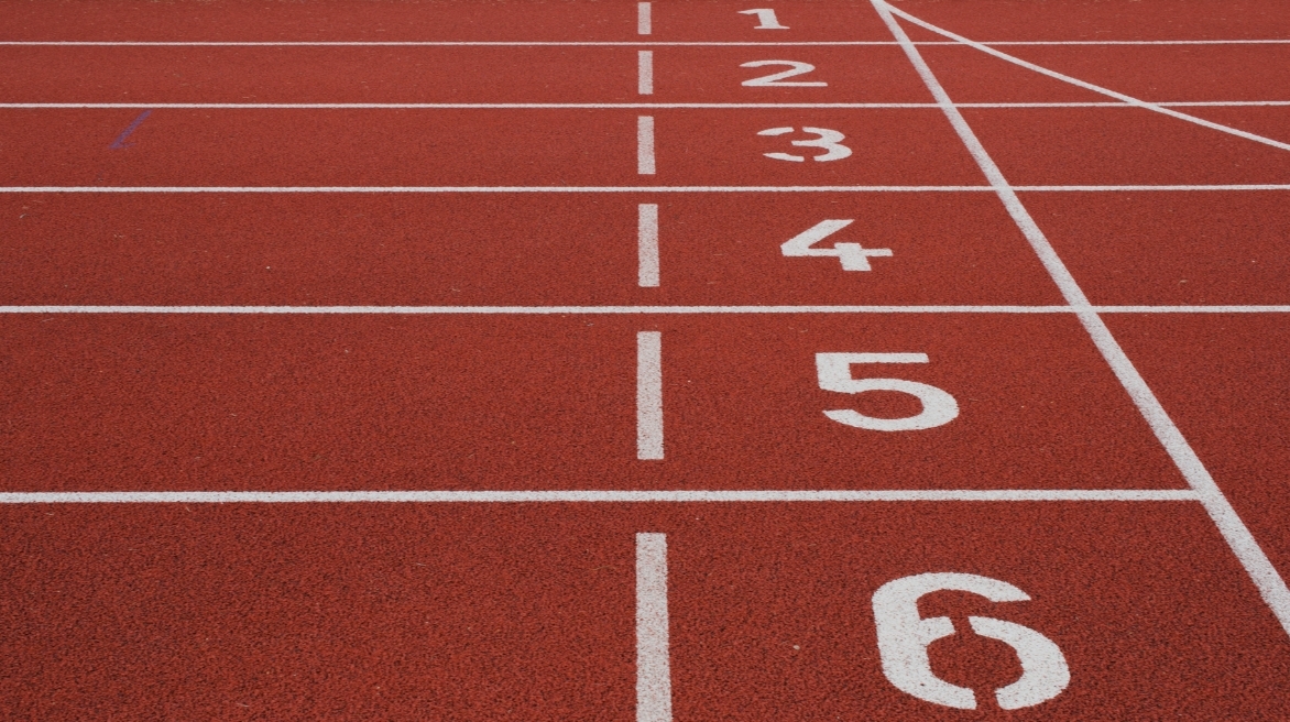 Беговая дорожка как символ спортивной активности