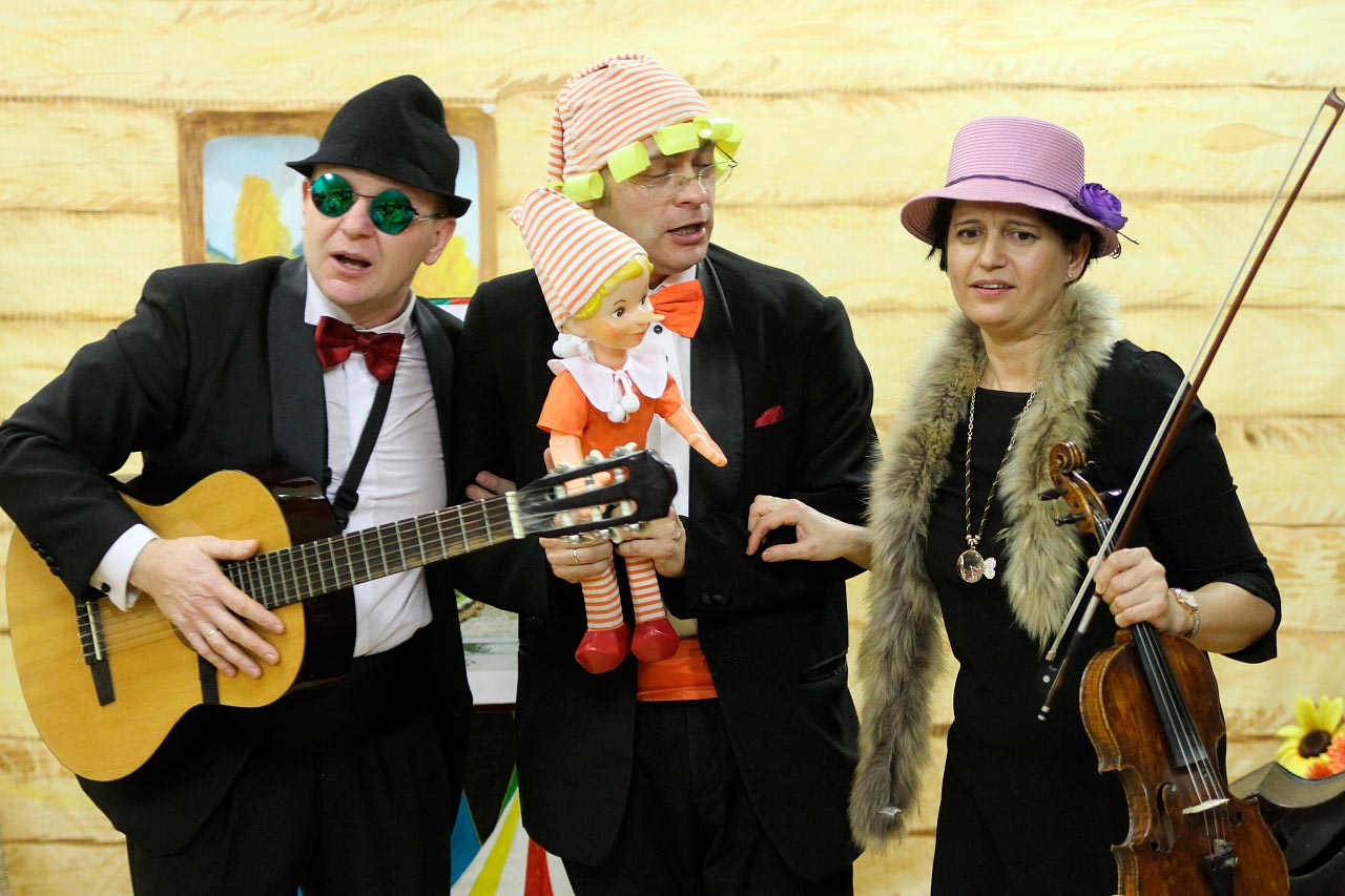 Контрабас квартет. Контрабас квартет царевна лягушка. Контрабас квартет девочек. Контрабас квартет афиша. Квартет контрабасистов.