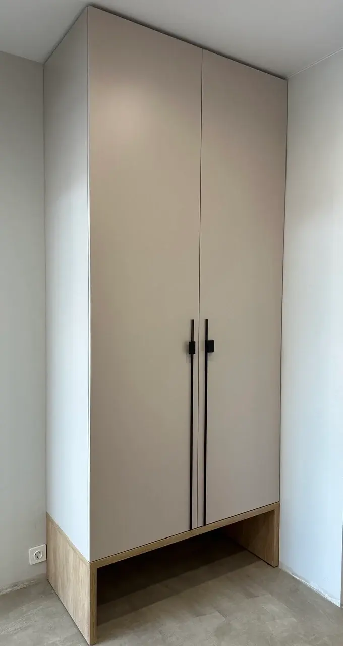 Гардеробный шкаф для спальни на заказ в Сургуте