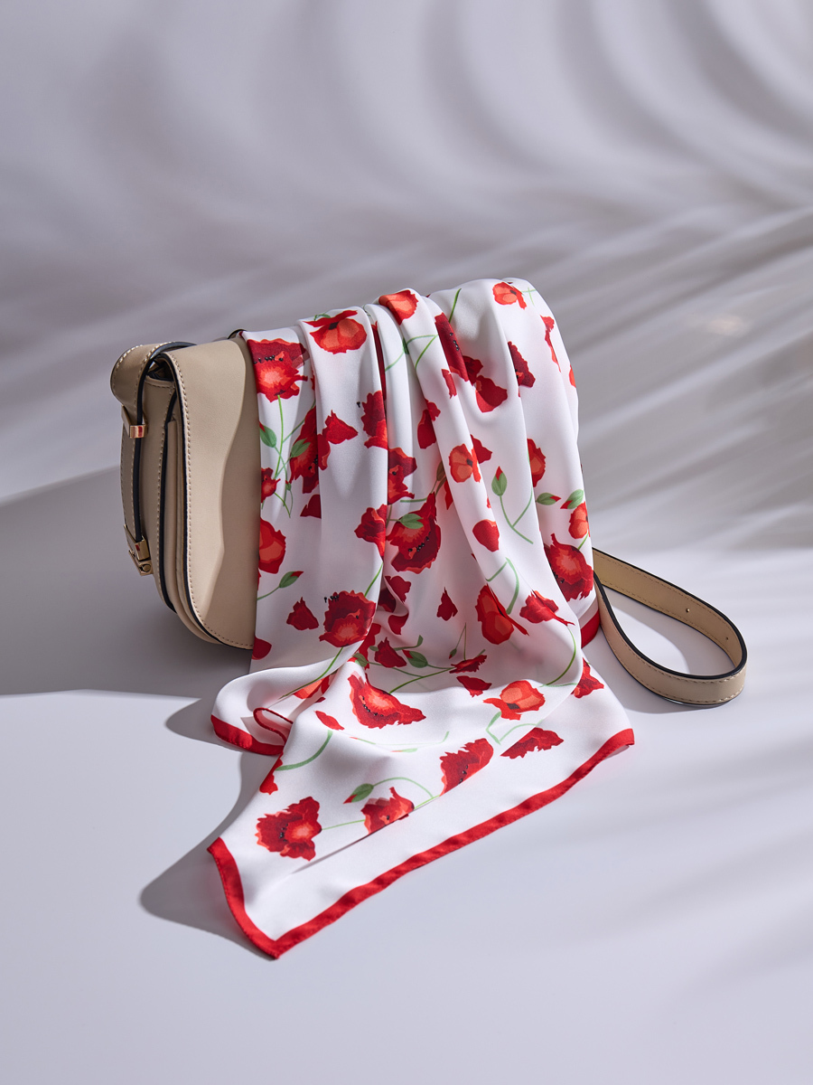 предметная съемка сумки и шелкового платка