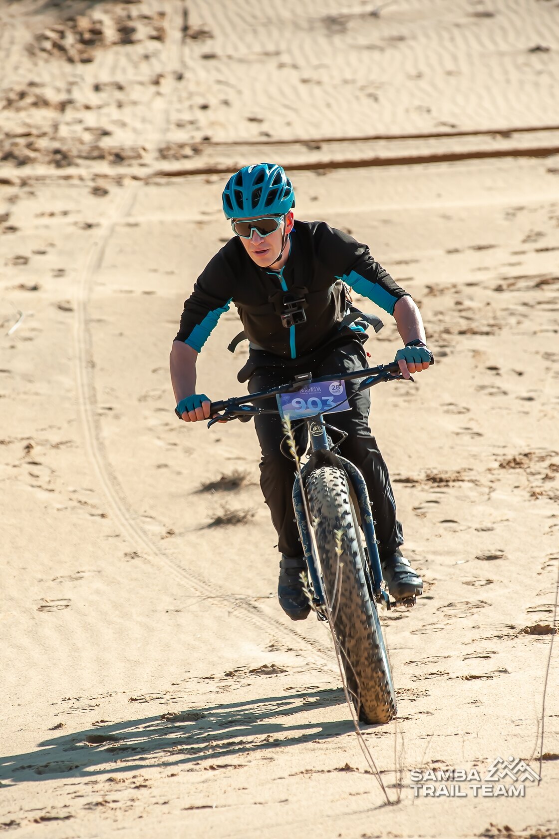 Участник Bike 50 едет на FAT-bike по песчаной дистанции