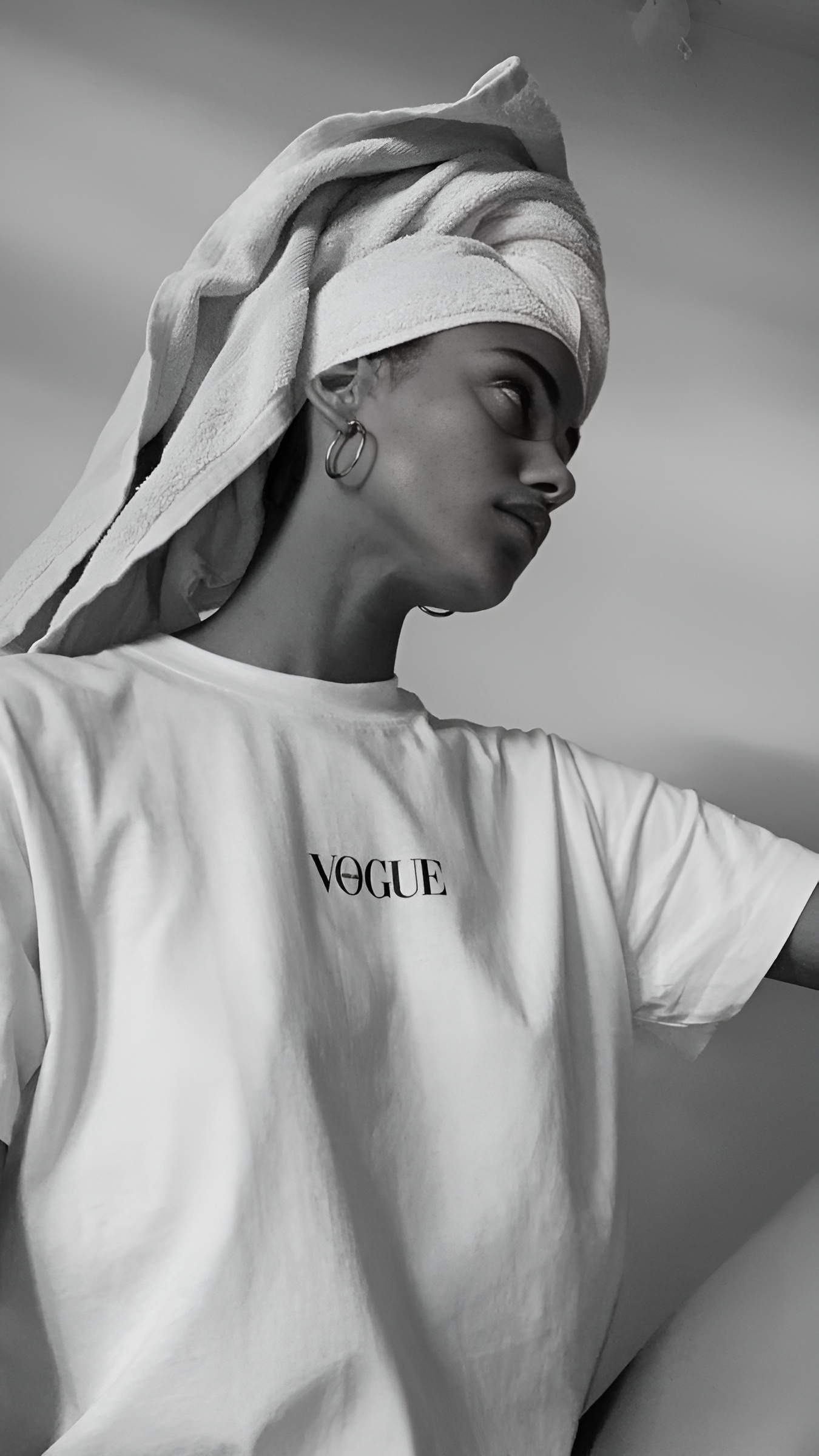 девушка с полотенцем на голове смотрит в сторону