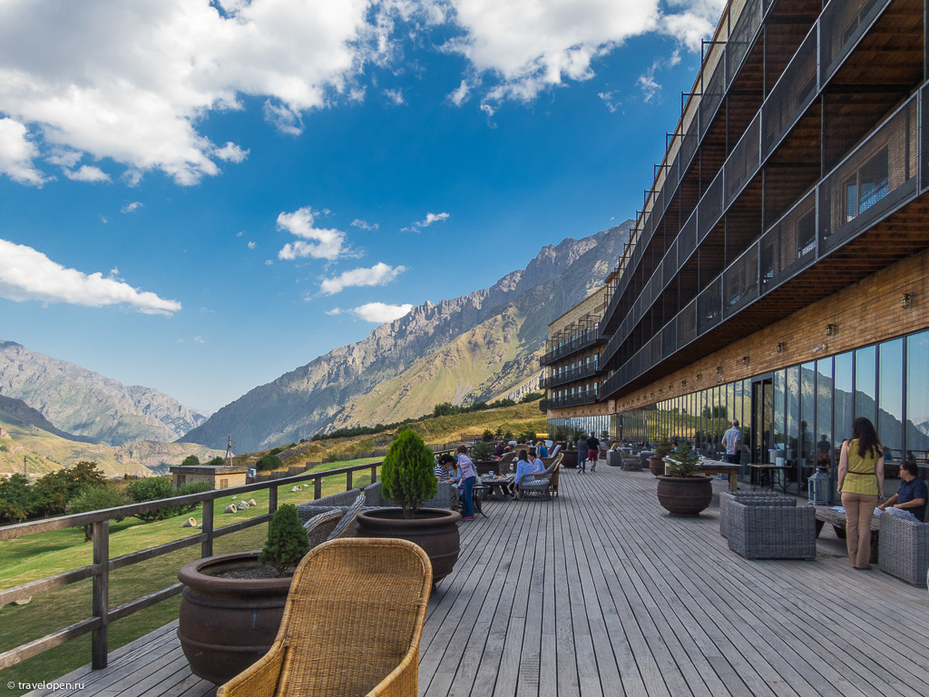 99 путешествия. Rooms Hotel Kazbegi Степанцминда, Грузия. Казбеги Грузия отель Rooms Hotel. Room Hotel Грузия Казбеги. Отель в Грузии в горах Казбеги.