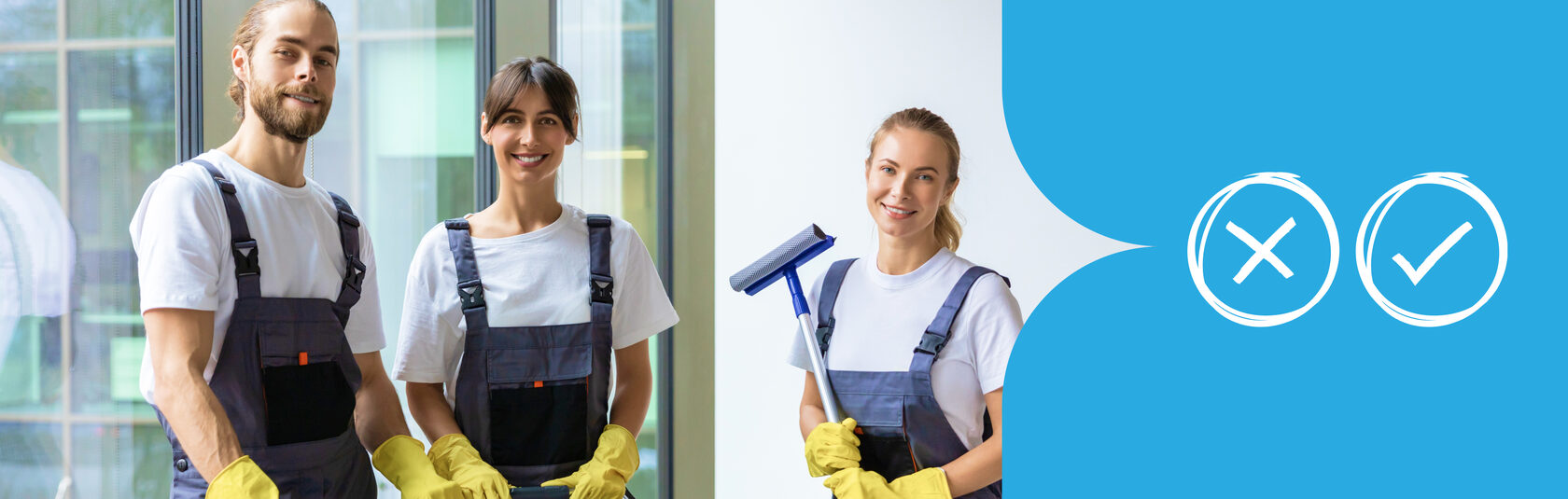 Команда клинеров с инвентарём для уборки на фоне современного здания