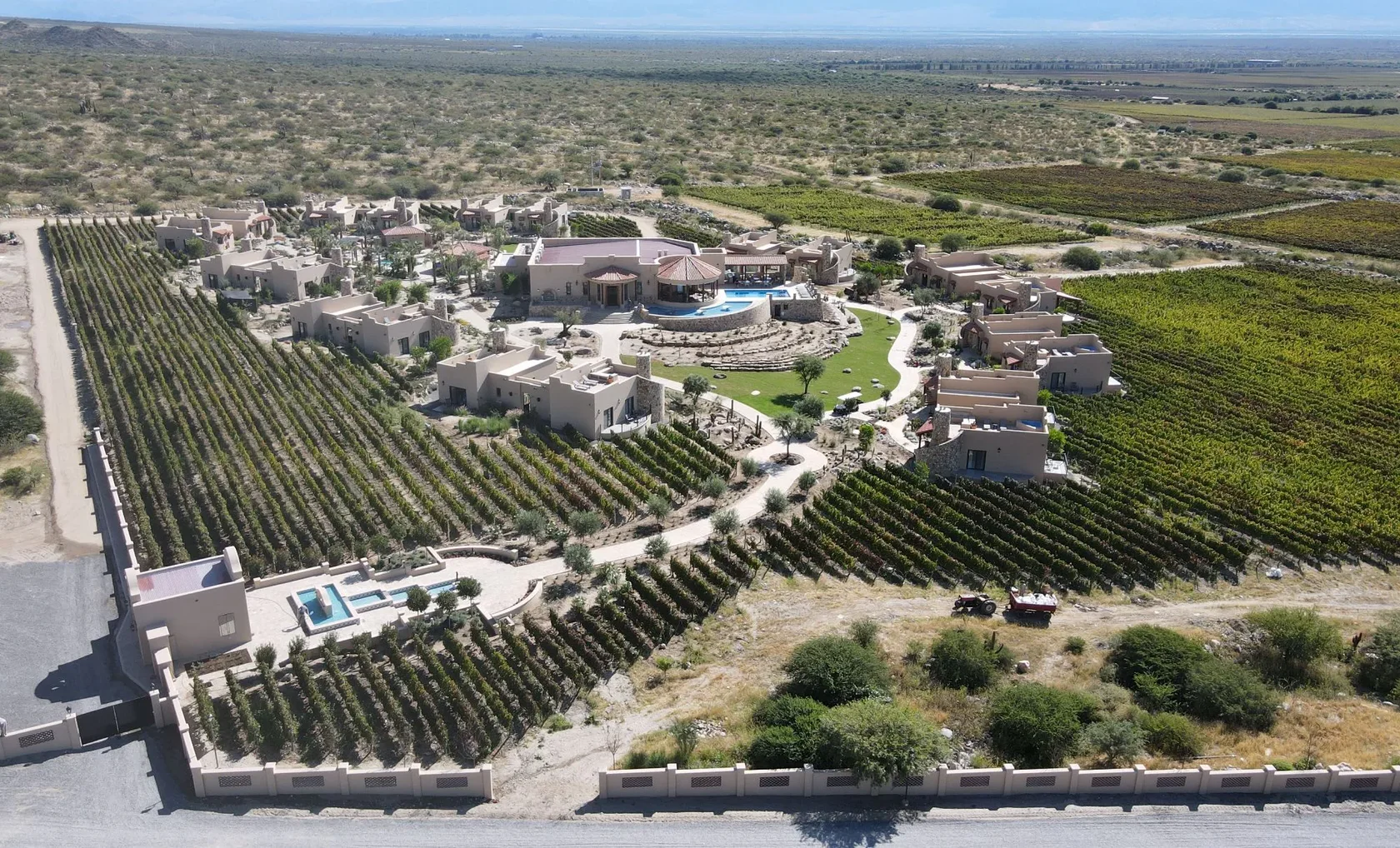 Ресорт среди собственных виноградников с высоты, Piattelli Wine Resort, Кафаяте