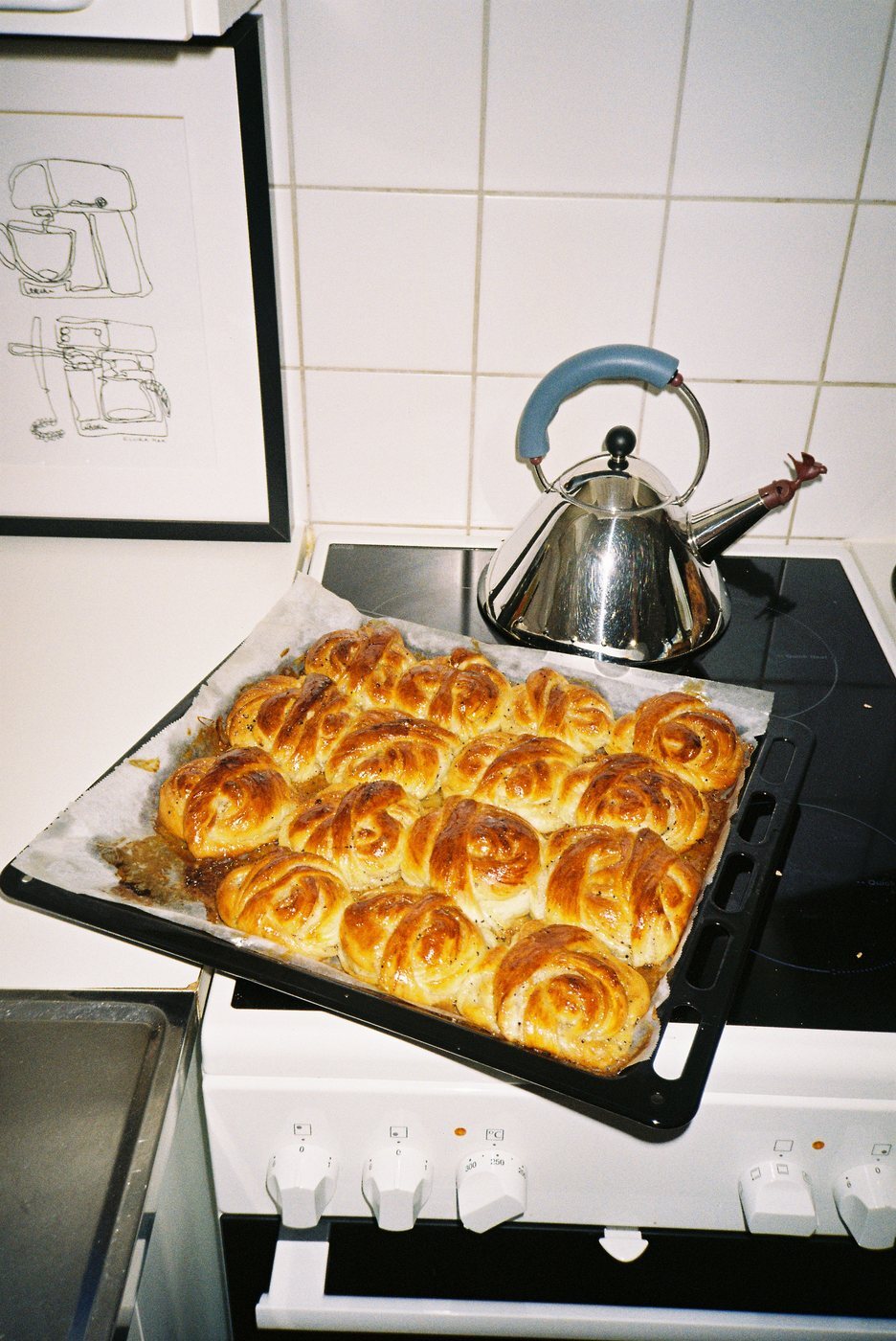 Противень с домашними булочками