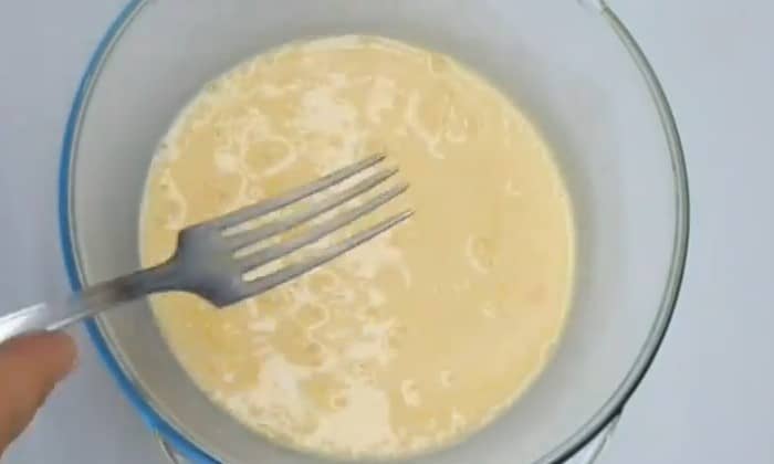 Приготовление пышного омлета с творогом в духовке: шаг 2