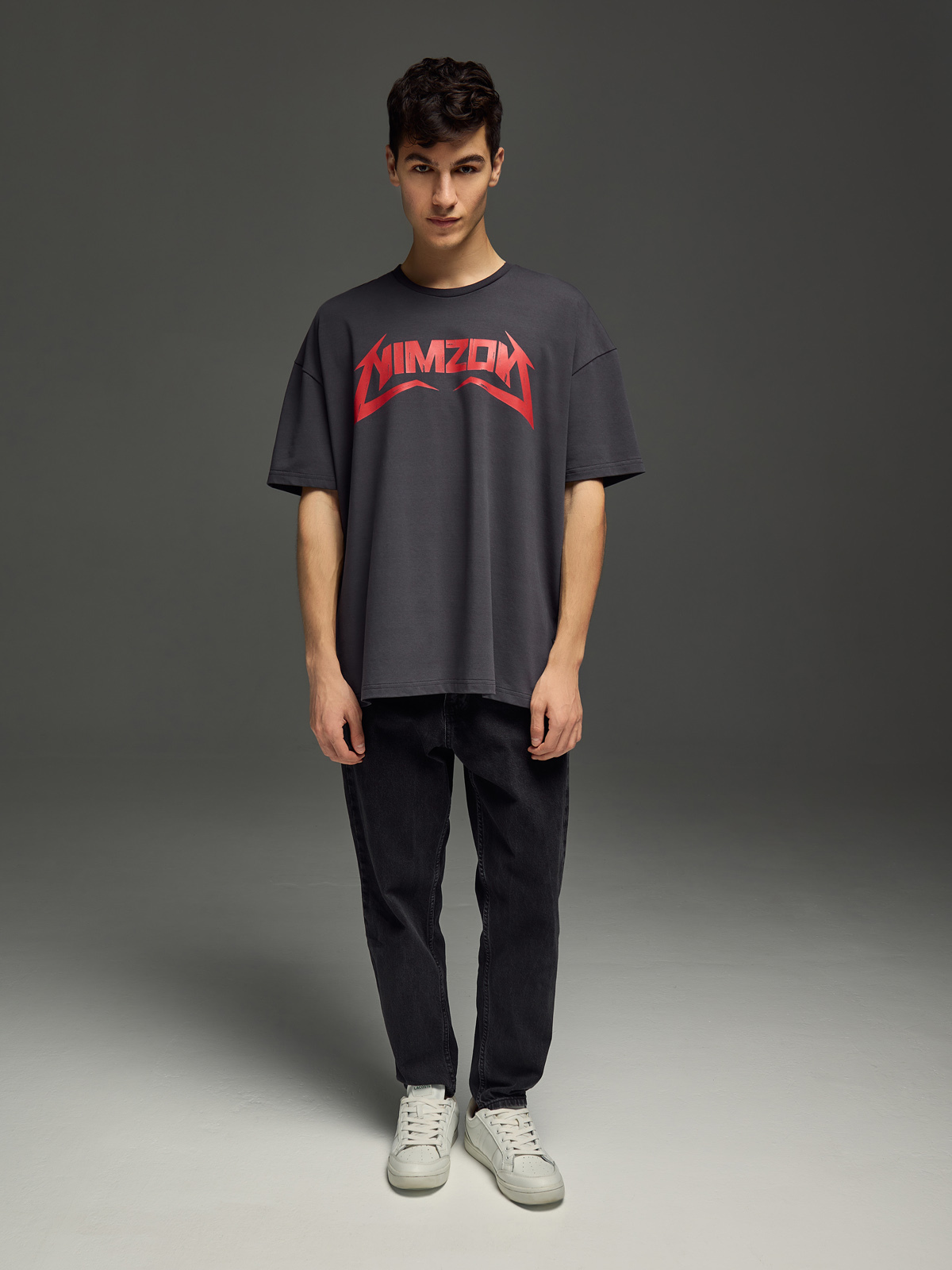 серая оверсайз футболка на юноше в полный рост