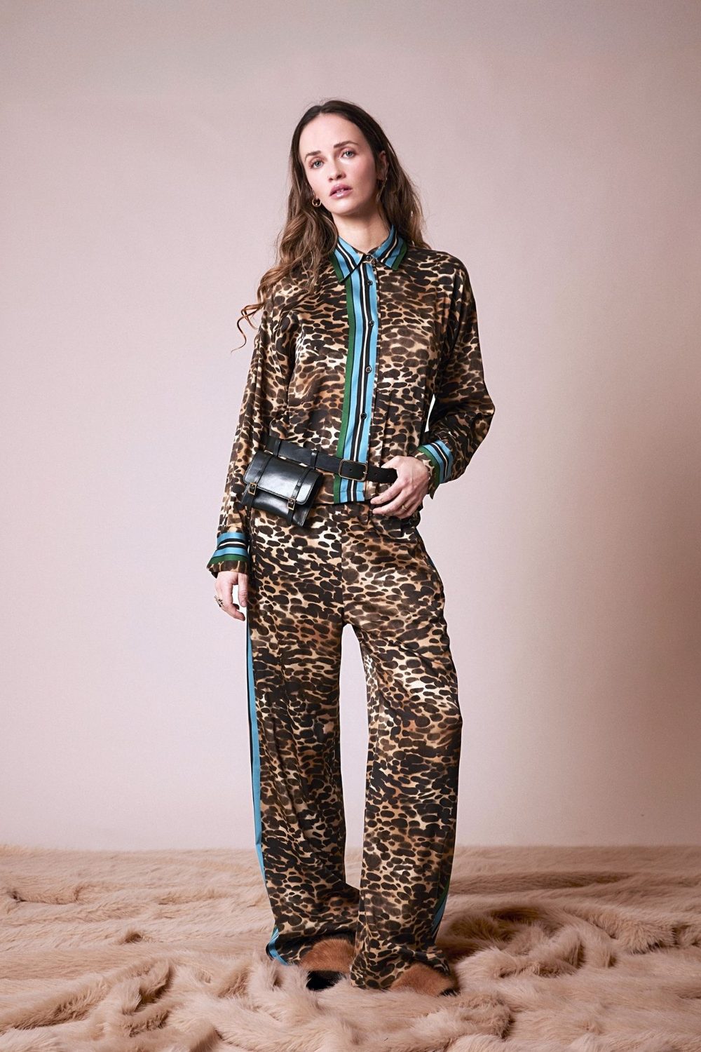 Shirtaporter: completo camicia e pantalone con stampa leopardo e profili a righe