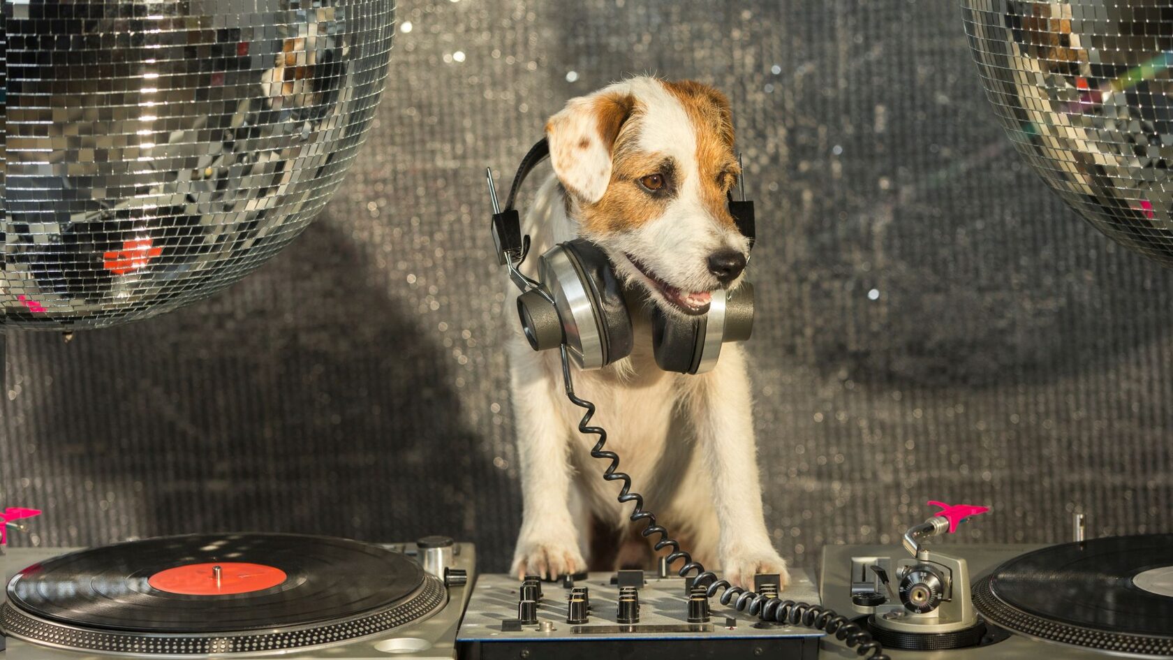 Ребёнок за диджейским пультом