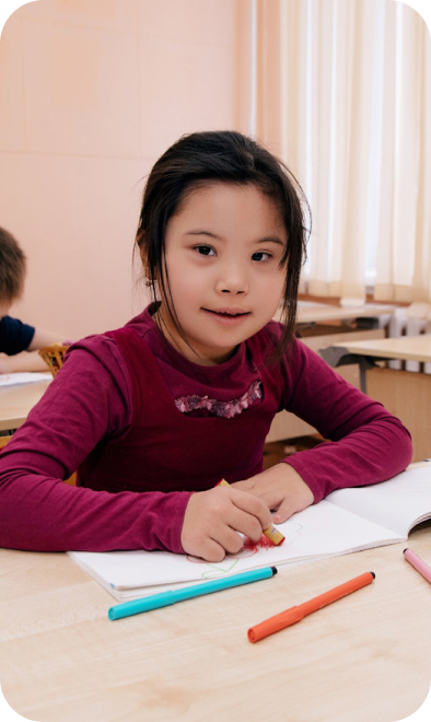 фотография школьницы сидящей за школьной партой