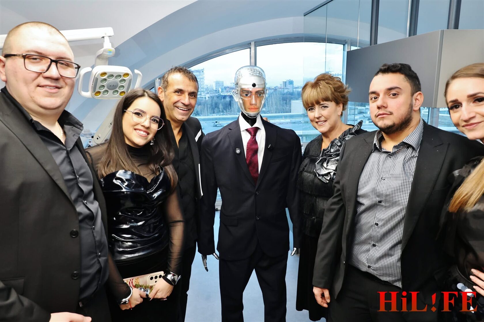 Семейство Павлови и екипът на EO Dent с робота на откриването