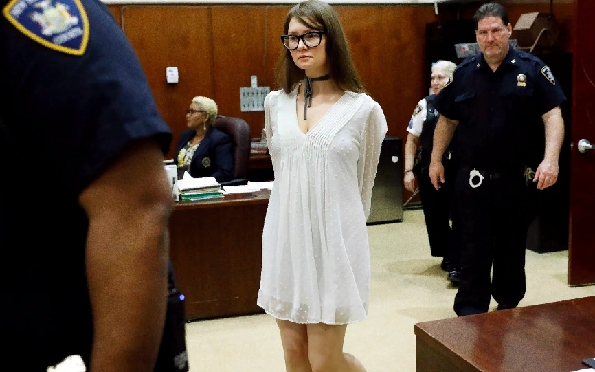 Даже в суде Анна стремилась выглядеть стильно