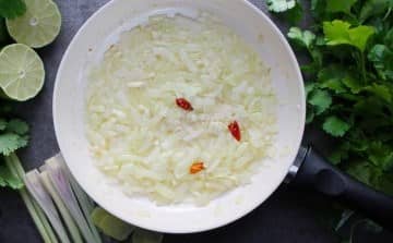 Приготовление супа Том ям с креветками и грибами: шаг 7