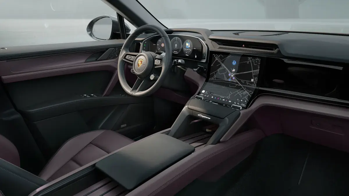Интерьер Porsche Cayenne Electric с двухцветной отделкой чёрный / лавандовый