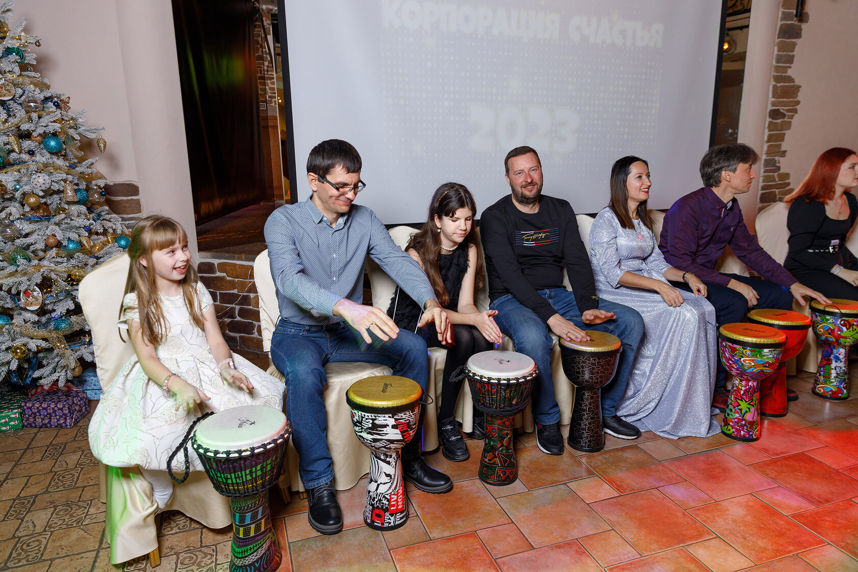 Корпоратив мероприятия или организации может пройти радостно и интересно! Участники тимбилдинга играют на маракасах и тамбуринах, отстукивают ритм на музыкальных трубках booomwhakers под аккомпанемент африканского барабана. 