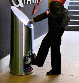 Automatic store shoe shiner