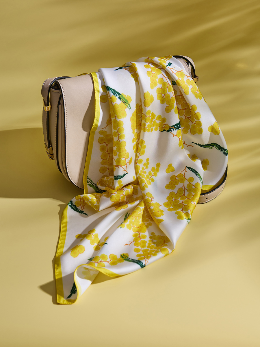 белый платок с желтым узором на сумке с тенью 