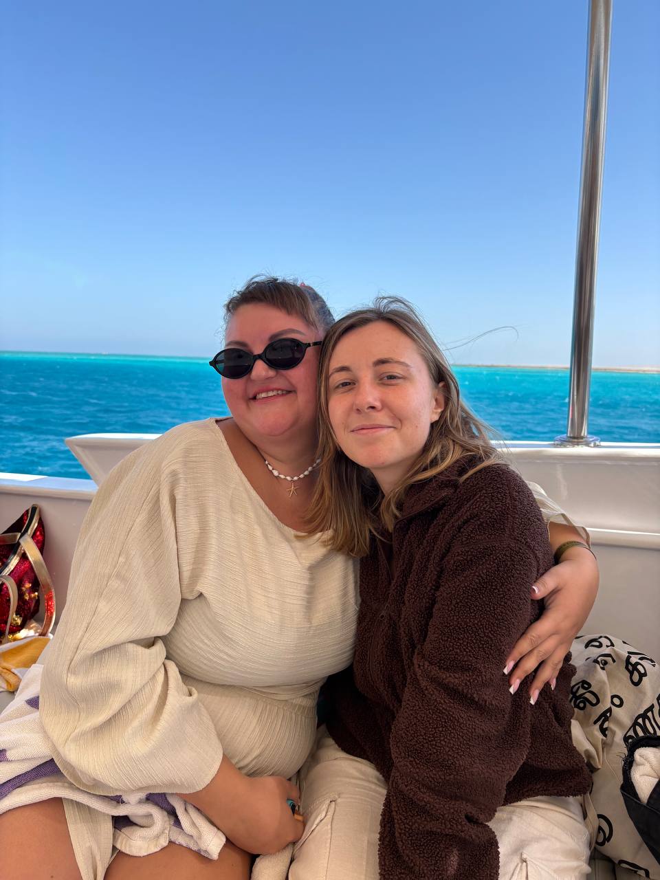 Оливия с участницей поездки