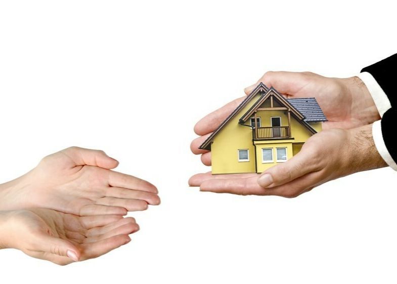 дом в руках. наследство. собственность картинки. дом в наследство. управление недвижимостью.