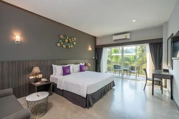Просторный номер отеля Koh Chang Paradise Hill с большой кроватью и балконом в зелень