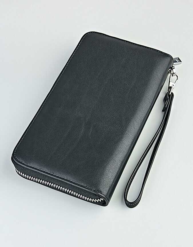 Стильный мужской клатч. Изделие имеет основное отделение, которое закрывается на металлическую молнию.