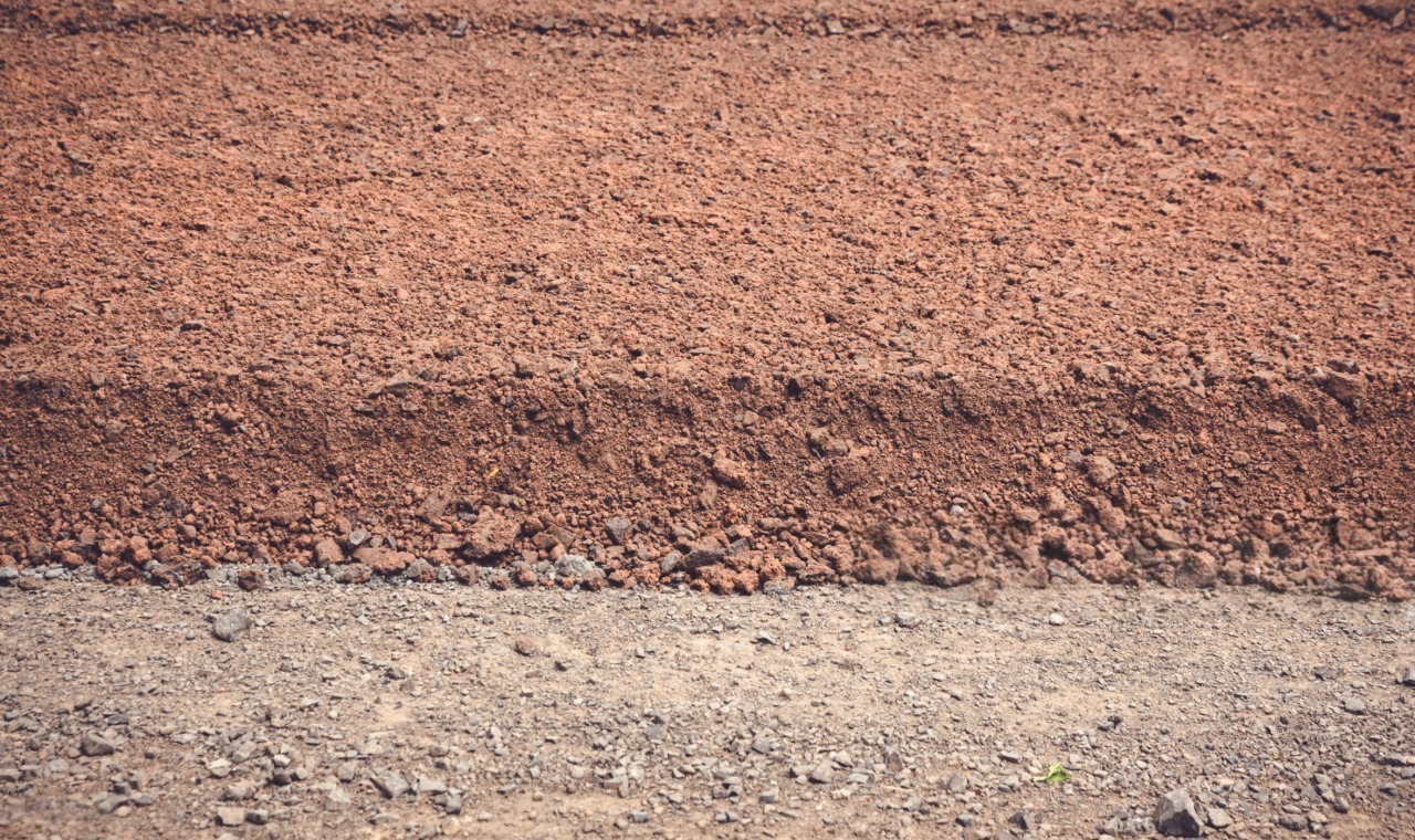 качествено подготвен терен преди асфалтиране на двор