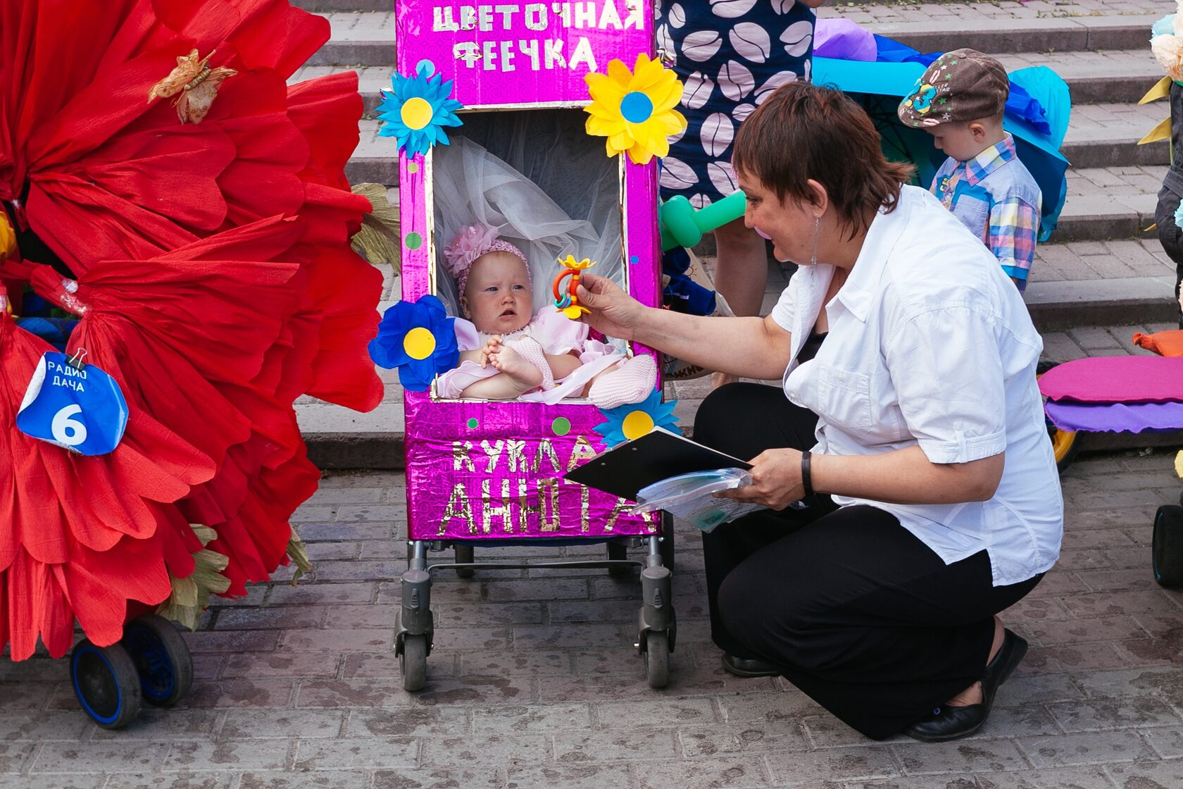 С папой с мамой на парад минус