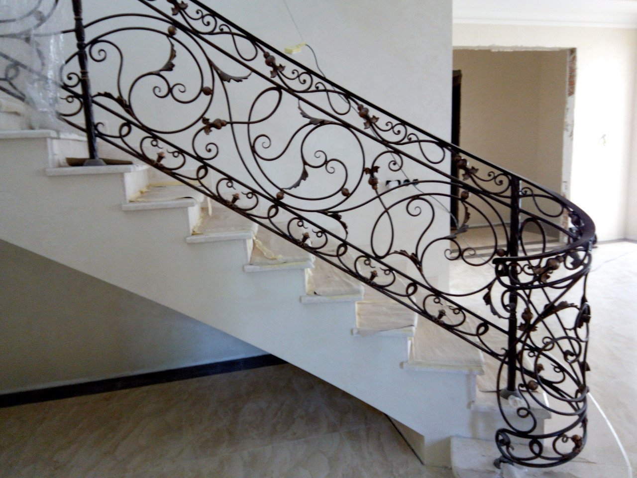 Красивые перила для лестниц из металла в доме