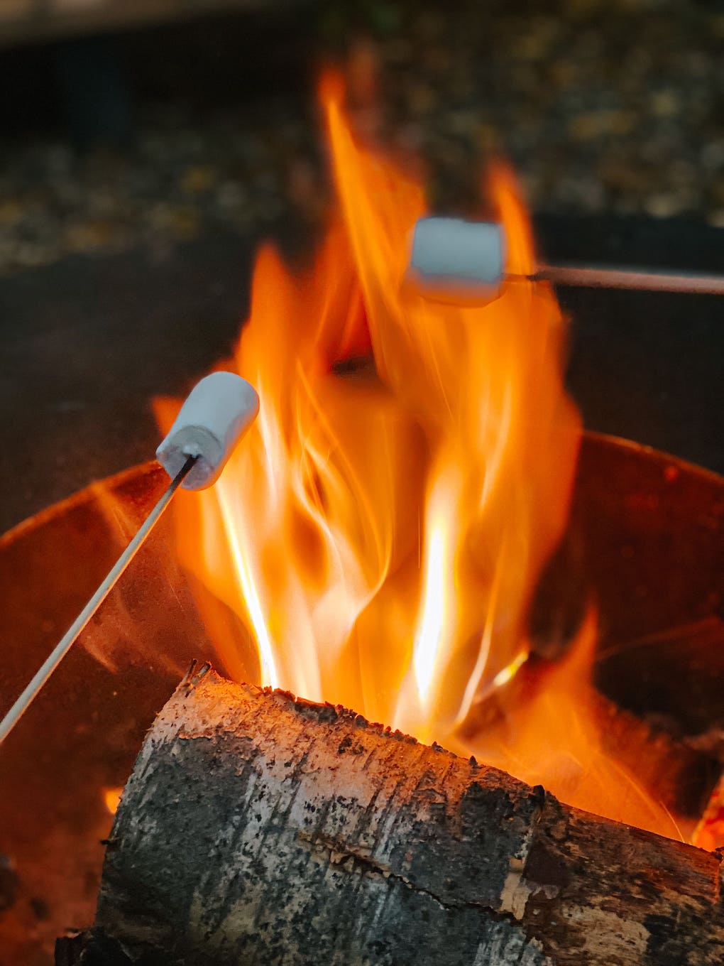 Семейный отдых с подростками у костра в глэмпинге Под кронами