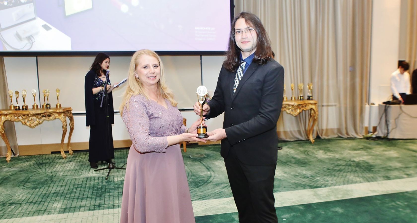 Цветанка Апостолова връчи награда на Иван Цонов на Golden Femi Film Festival