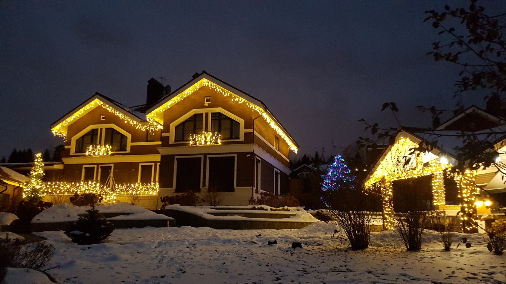 Подсветка беседки led-бахромой