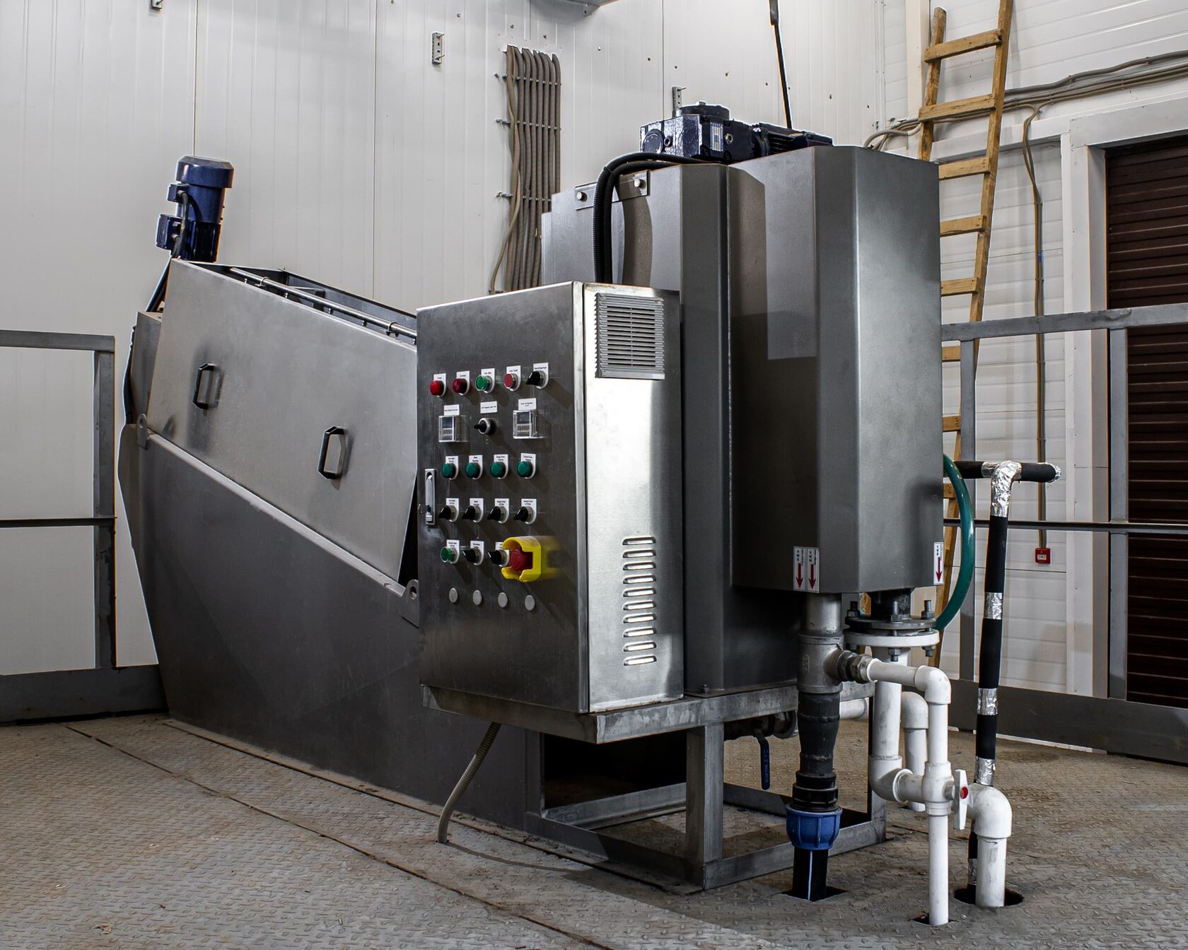 Шнековый обезвоживатель осадка